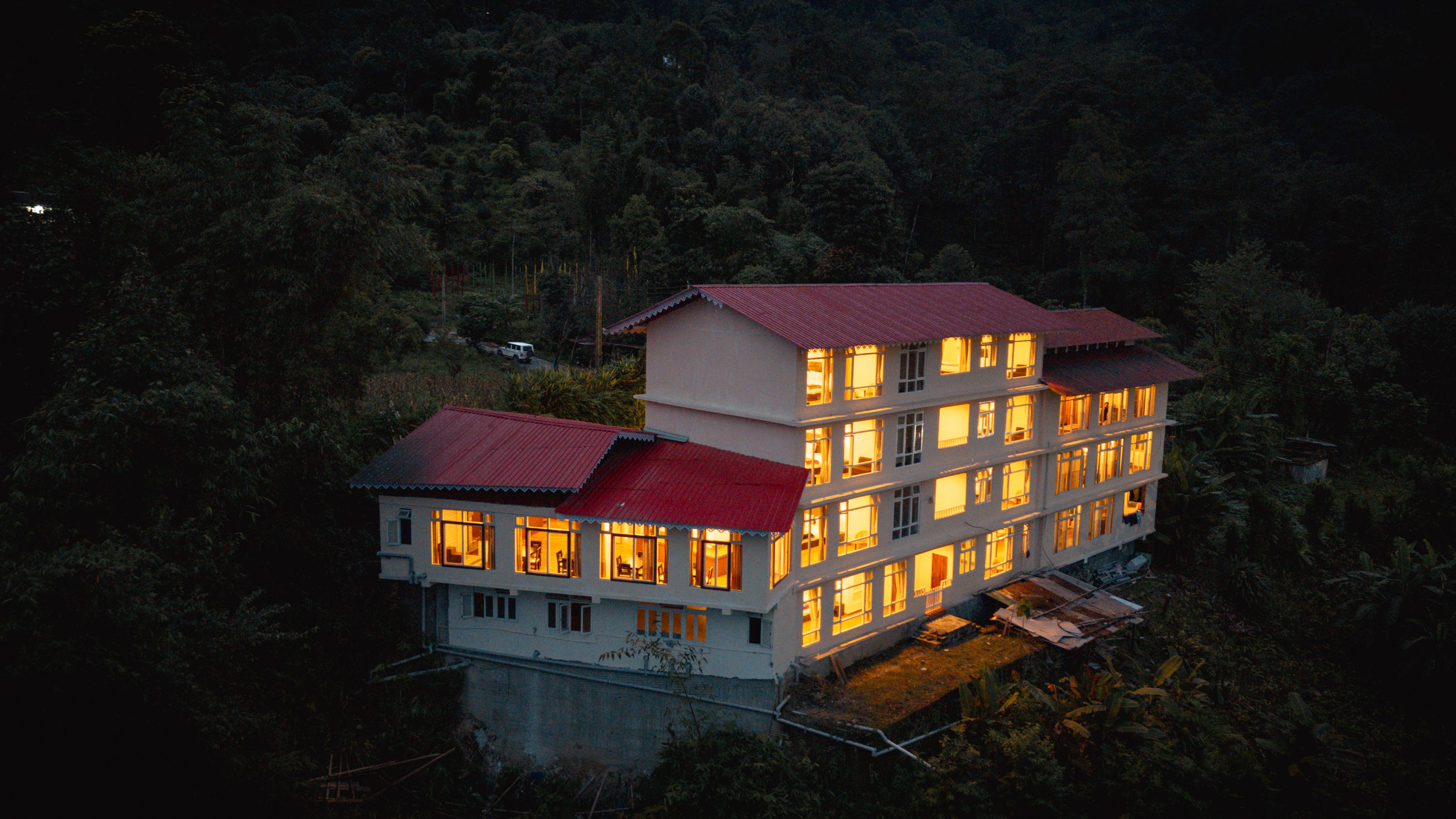 পেলিং-ঝর্নাপাহাড় এর গ্রাম আর স্প্রিংহিল ফার্মস্টে